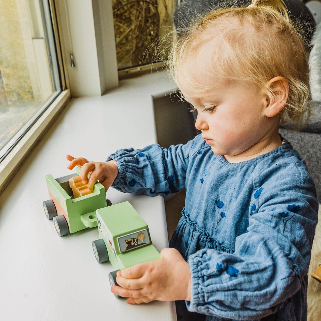 Orange Tree Toys - Wooden Farmyard 4x4 with Horse Box and Horse