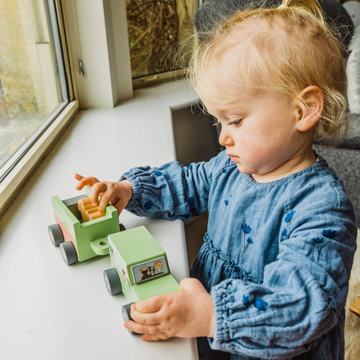 Orange Tree Toys - Wooden Farmyard 4x4 with Horse Box and Horse