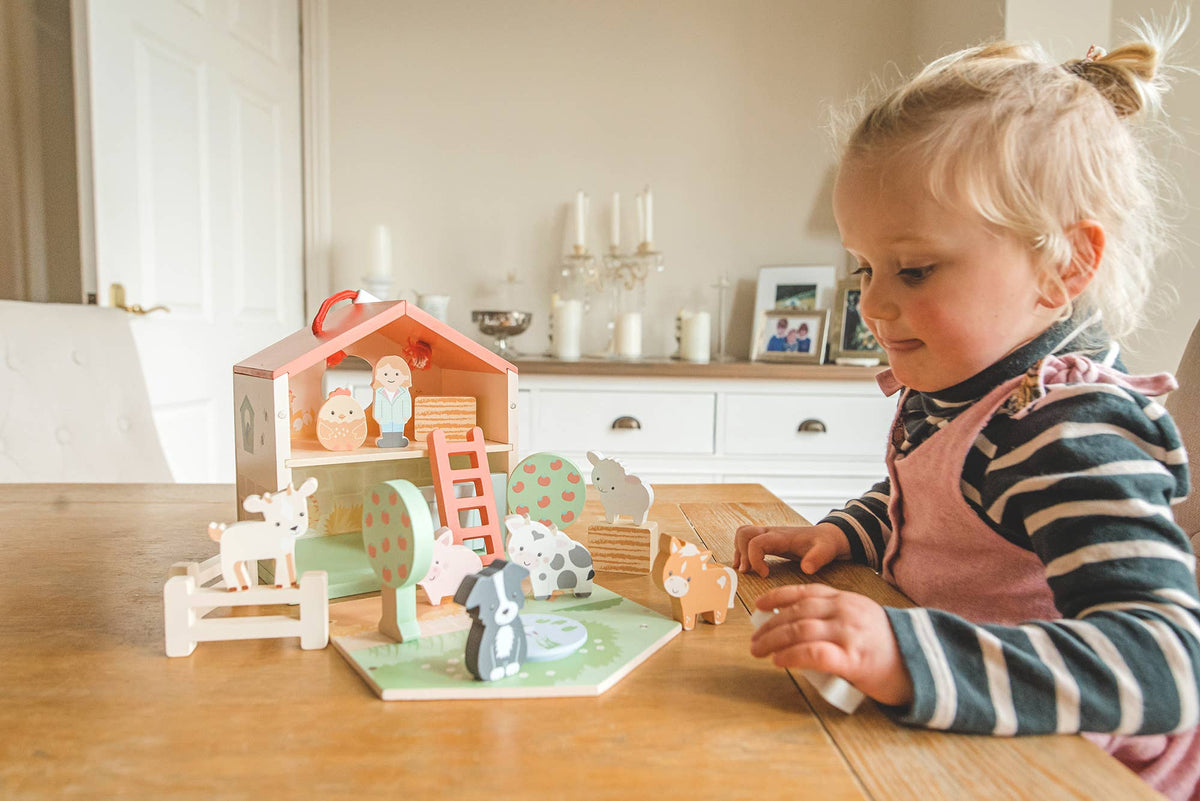 Orange Tree Toys - Farmyard Play Set
