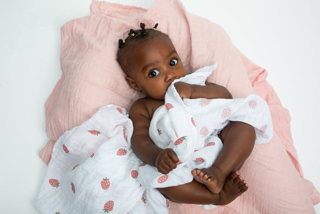 Lulujo - 2 Pack Cotton Swaddles - Strawberries / Pink (100cm x100cm)