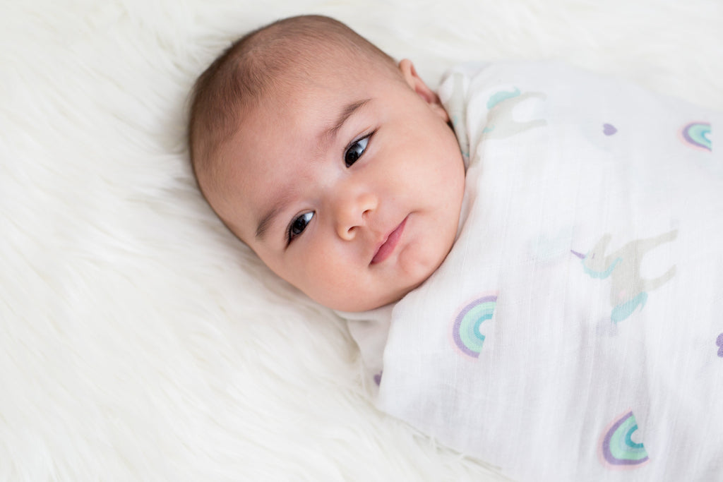Lulujo - Muslin Swaddle Large - Rainbows & Unicorns (120cm x 120cm)