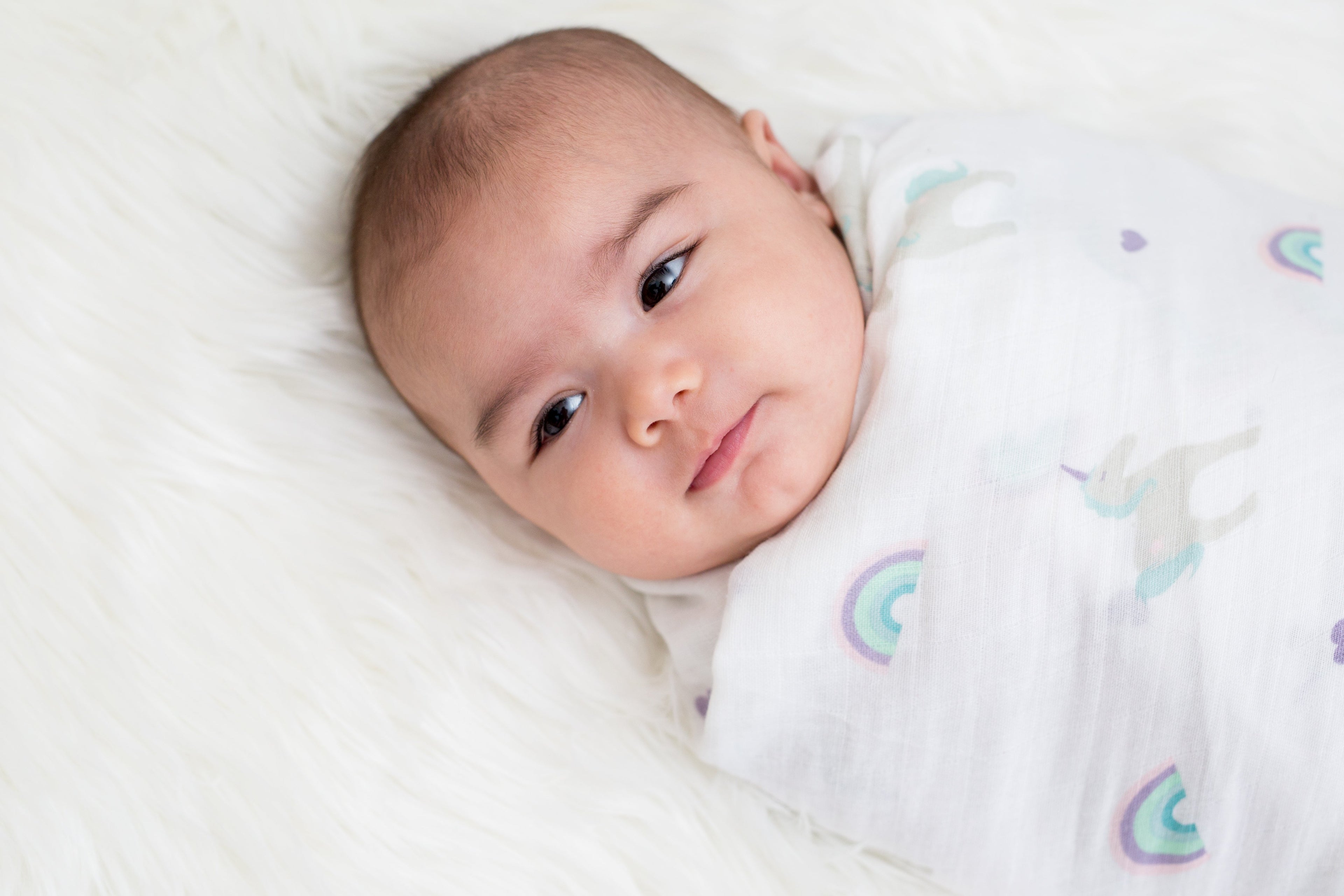 Lulujo - Muslin Swaddle Large - Rainbows & Unicorns (120cm x 120cm)