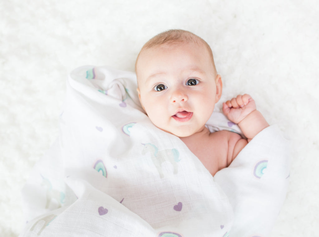 Lulujo - Muslin Swaddle Large - Rainbows & Unicorns (120cm x 120cm)