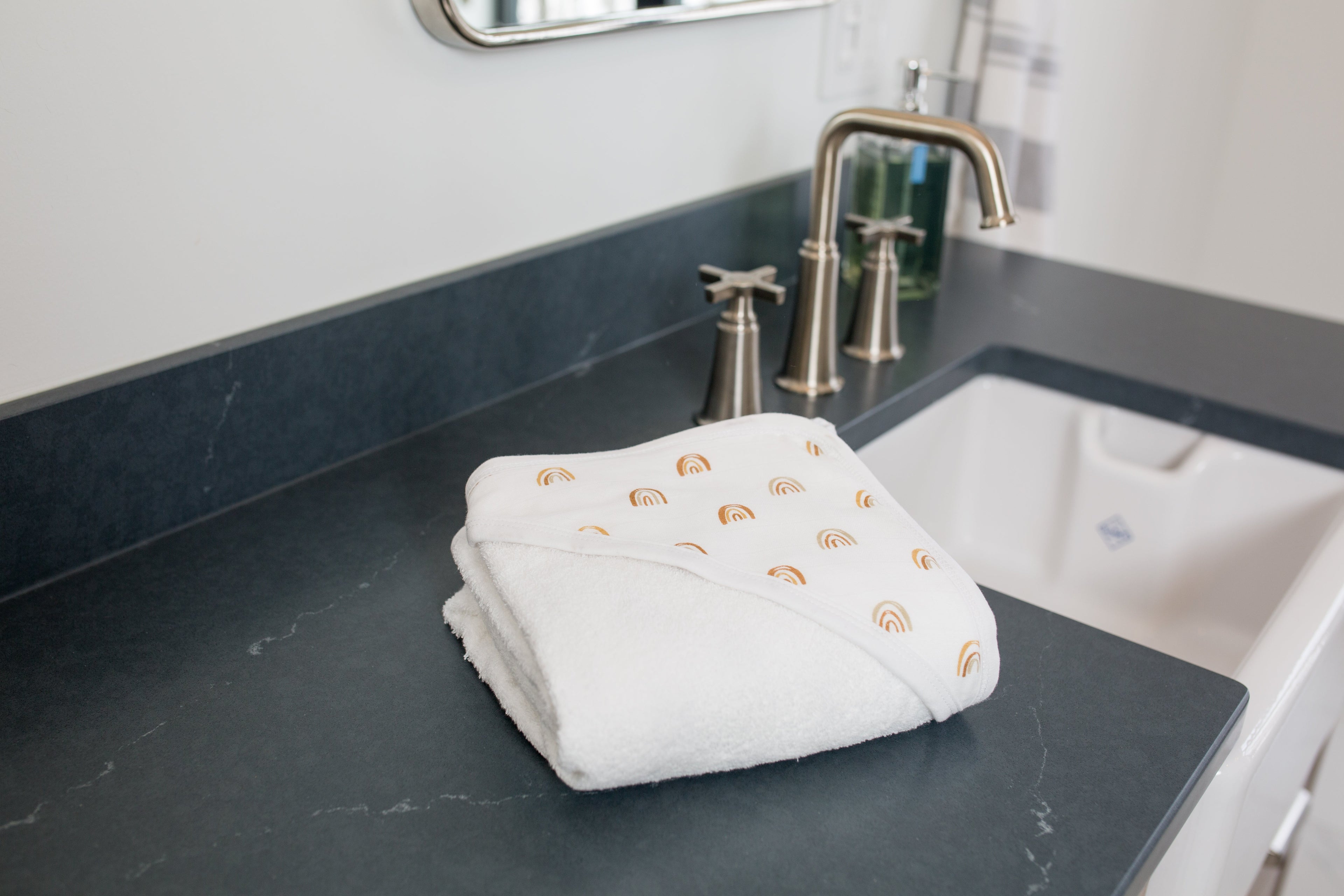 Lulujo - Hooded Towel - Rainbow