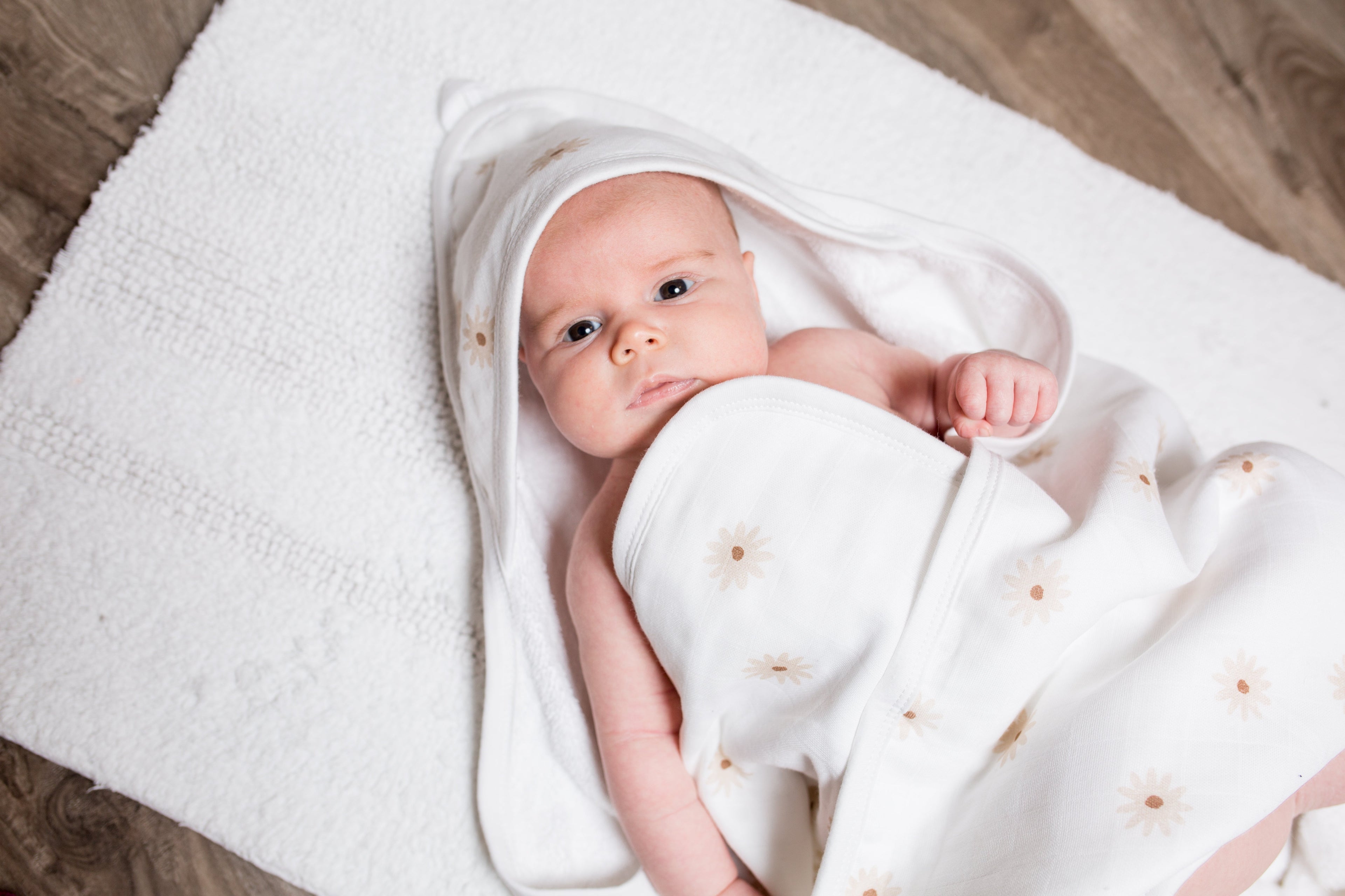 Lulujo - Hooded Towel - Daisies