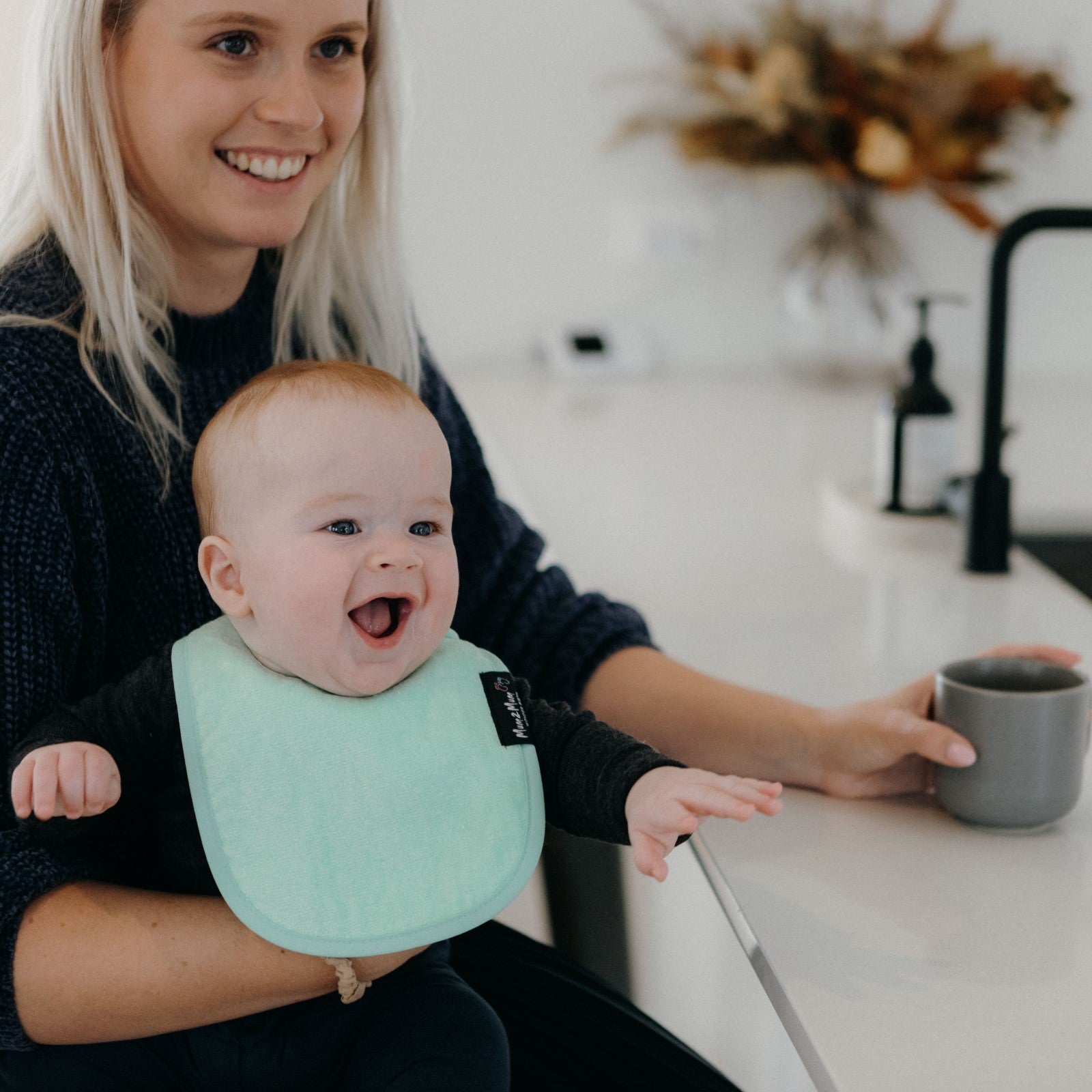 Achetez-en 2 et obtenez-en 1 à moitié prix | Lot de 3 bavoirs Mum 2 Mum pour bébé