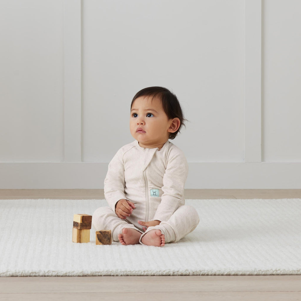 ergoPouch - Organic Layers Long Sleeve Babygrow Oatmeal - Warm 1.0 TOG - Baby&More