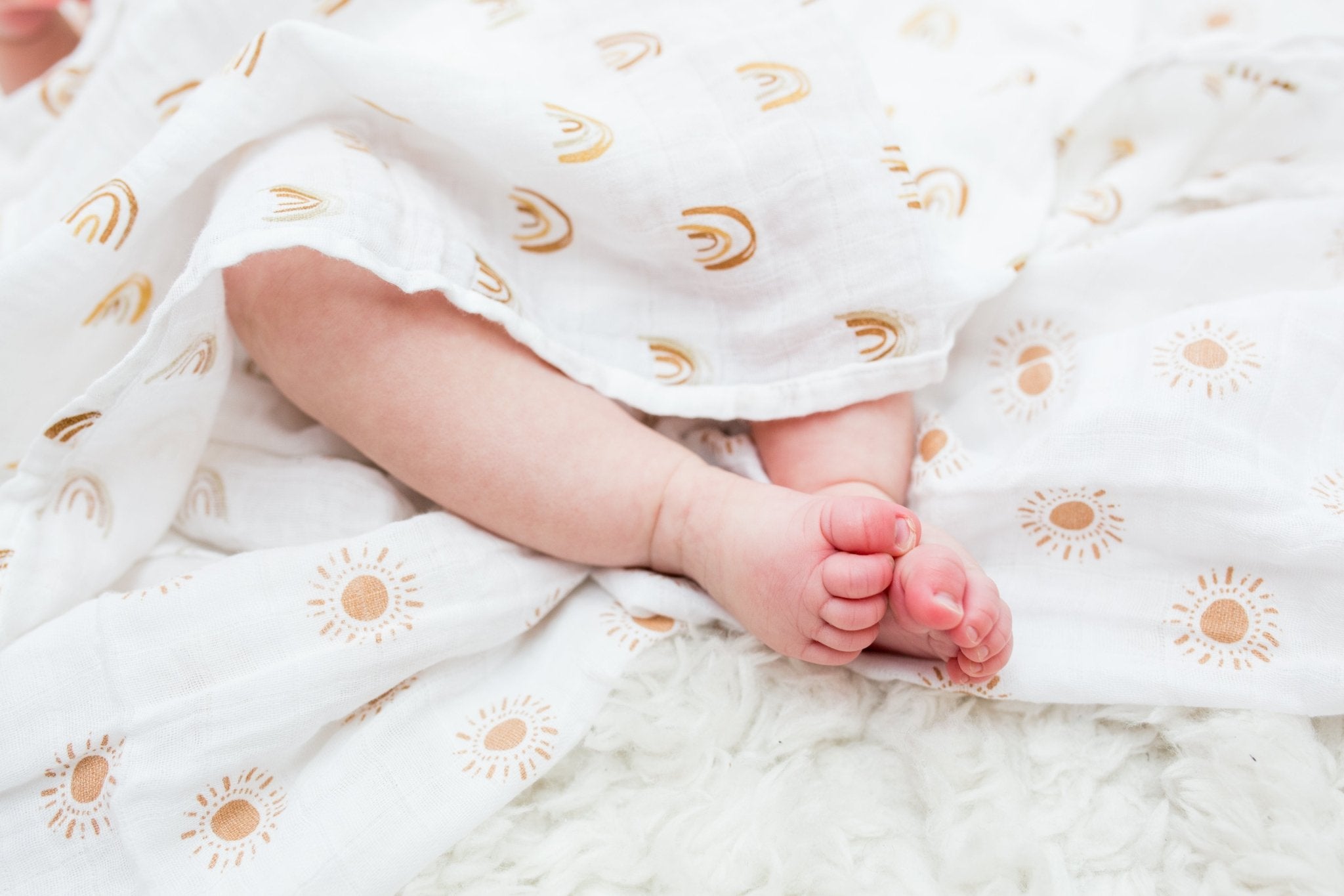Lulujo - 2 Pack Cotton Swaddles - Rainbows / Suns (100cm x100cm) - Baby&More