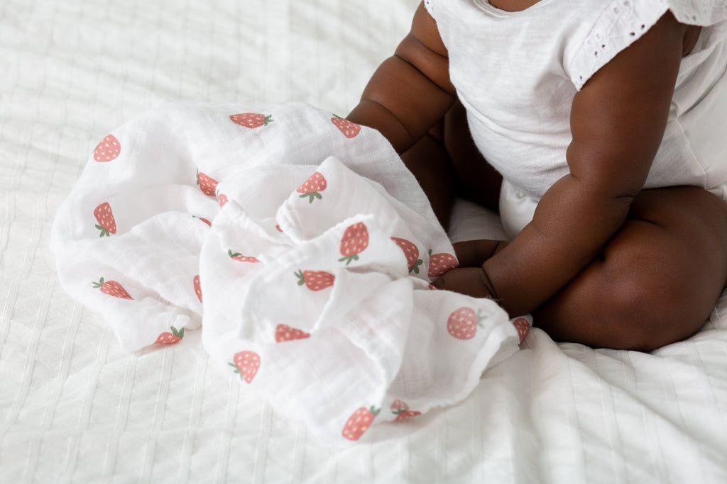 Lulujo - Muslin Swaddle - Strawberries (100cm x 100cm) - Baby&More