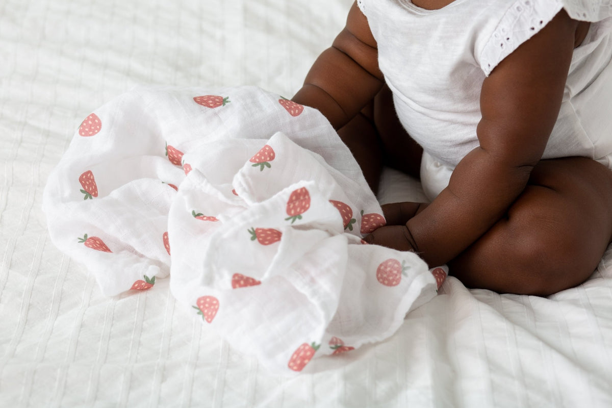 Lulujo - Muslin Swaddle - Strawberries (100cm x 100cm) - Baby&More