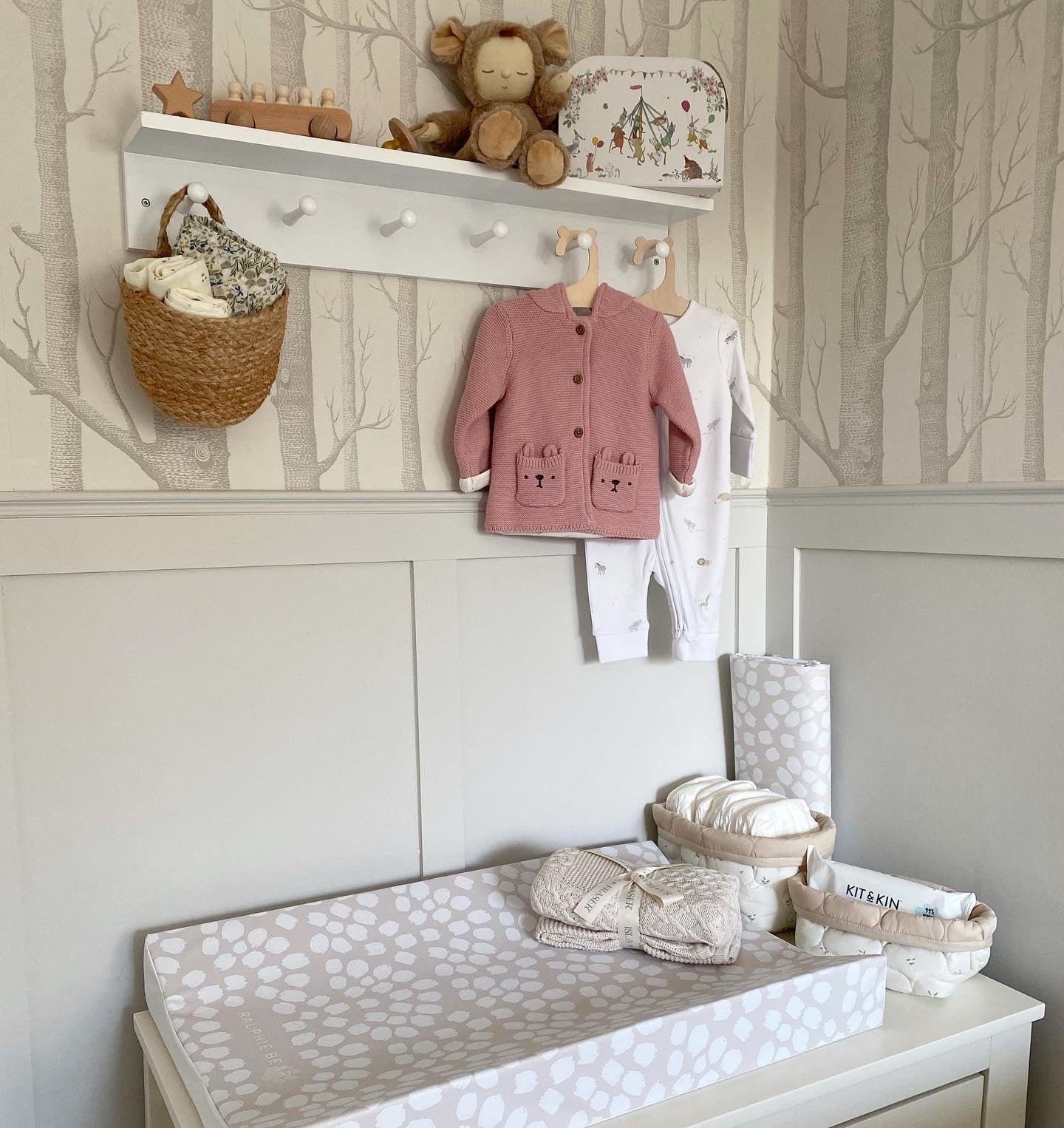 Ralphie Bear Anti Roll Wedge Changing Mat - Neutral Beige Scallop - Baby&More