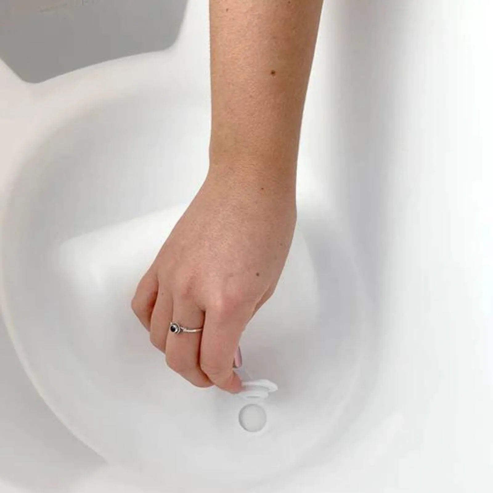 Shnuggle Newborn Baby Bath with Plug - Baby&More