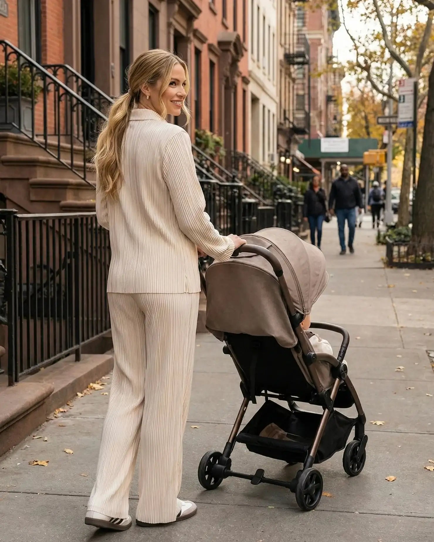 Venture Avio Compact Travel Baby Stroller - Truffle - Baby&More